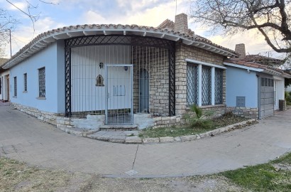CASA ESQUINA EN VENTA EN SEXTA SECCION, CIUDAD, MENDOZA
